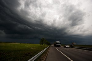 Sinoptikai: šalį užklupusi karščio banga nesitrauks, vietomis gaivins liūtys su perkūnija