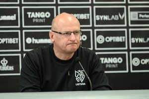 Lietuvos rinktinės treneris V. Urbonas po planuotos taurės ir atsiradusių dviejų pralaimėjimų: „Žodžiai prasilenkia su darbais“