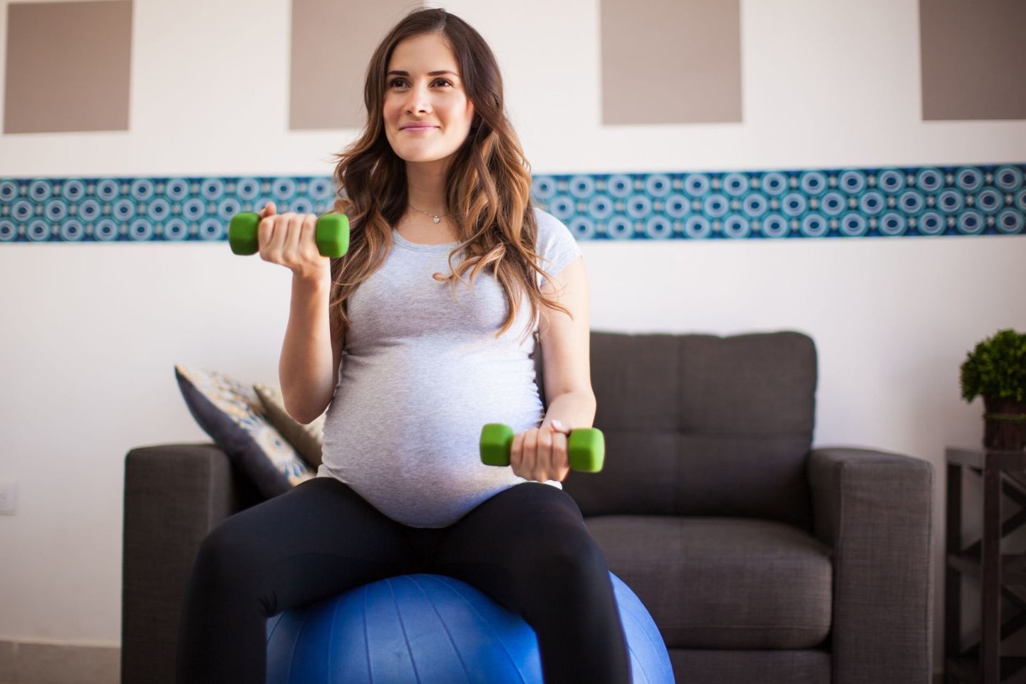 Kineziterapeutė teigia, kad tinkamai sportuodamos nėsčiosios padeda ir sau, ir mažyliui.<br>123rf.com nuotr.