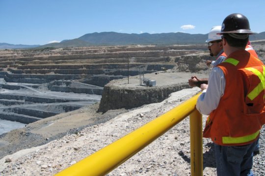 Meksikoje įgriuvus kasyklai gelbėtojai bando išlaisvinti septynis darbininkus