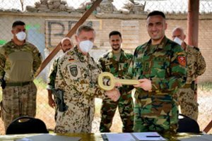 „Spiegel“: Vokietijos kariškiai turi išsivežti iš Afganistano apie 65 tūkst. skardinių alaus