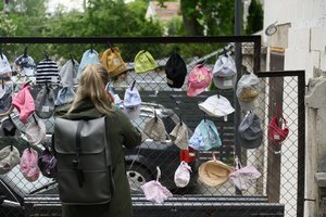 Panaudoti daiktai keliauja iš rankų į rankas: vilnietės įrengė daiktomatus ir kieme suorganizavo blusturgį