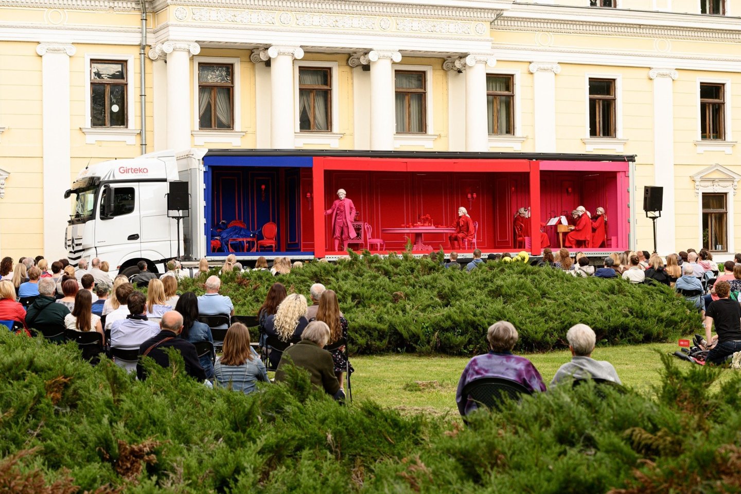 G.B.Pergolesi opera „Tarnaitė ponia“ skambėjo Verkių rūmų parke Vilniuje.<br> M.Aleksos nuotr.