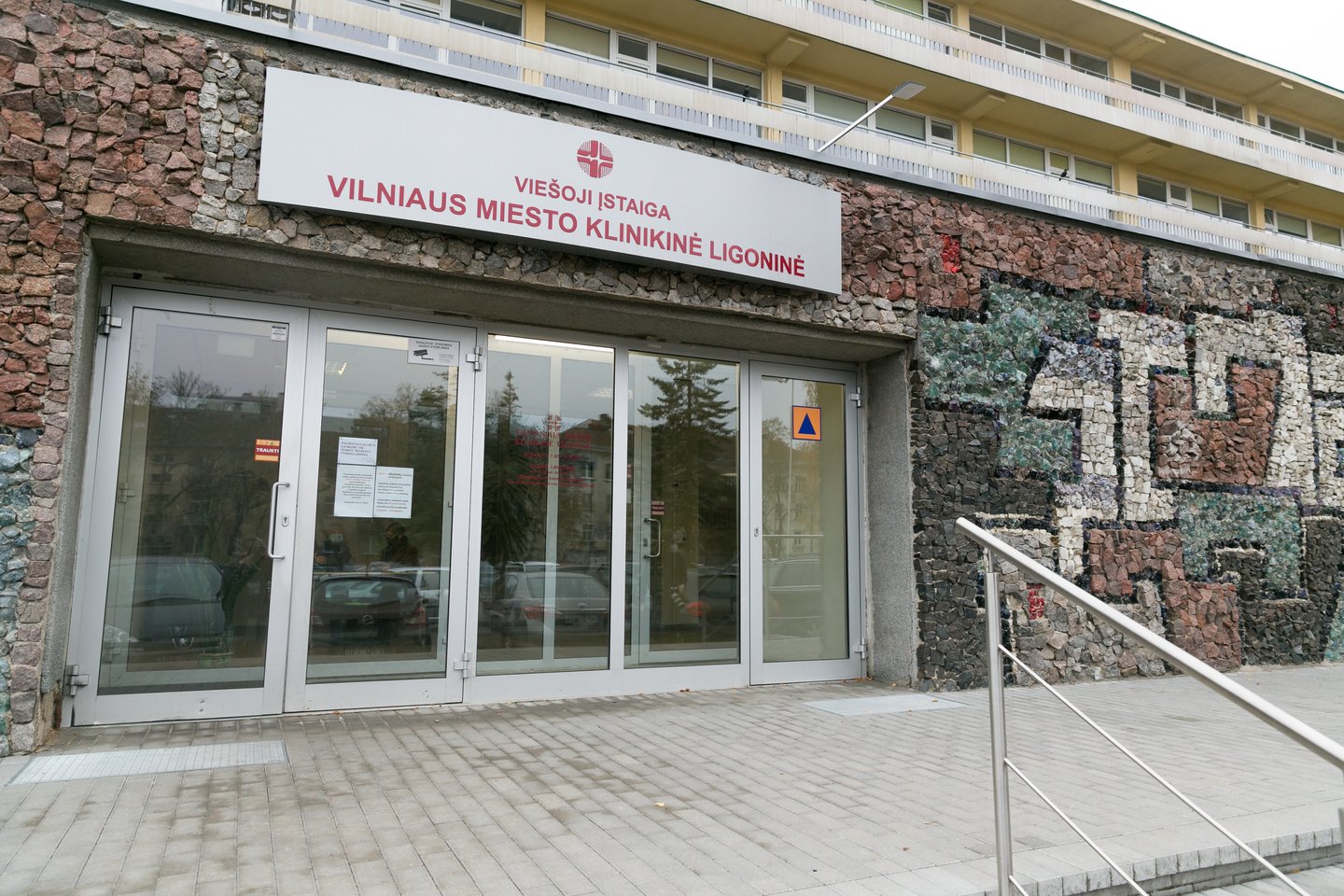 Vilniaus miesto savivaldybė patvirtino planus įrengti daugiaaukštes automobilių stovėjimo aikšteles prie sostinės klinikinės ligoninės – planuojama, kad jas statys koncesininkai.<br>T.Bauro nuotr.
