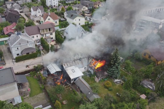 Skaitytojas pasidalino vaizdais iš įvykio vietos: Vilniuje užsiliepsnojo namas