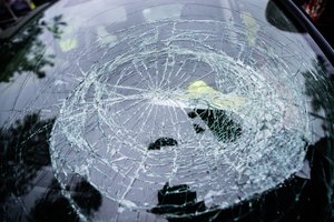 Pakistane 7 žmonės žuvo mikroautobusui nuriedėjus nuo kalnų kelio