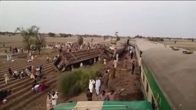 Nelaimė Pakistane: susidūrus dviem traukiniams žuvo mažiausiai 30 žmonių