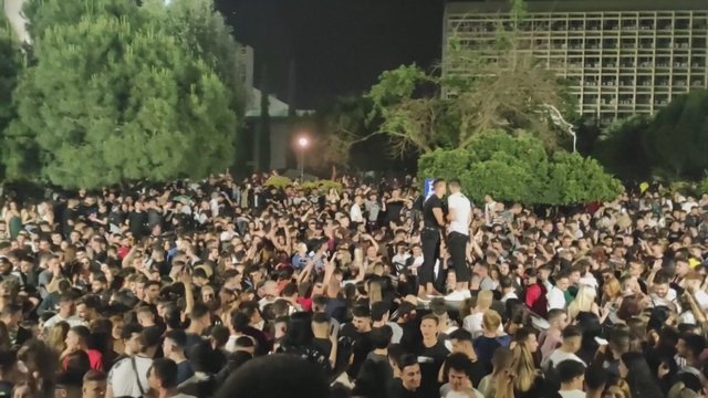 Nepaisant pandemijos apribojimų, Graikiją drebina tūkstantiniai vakarėliai