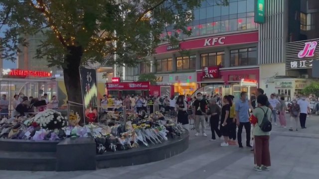 Gėlėmis nešini žmonės užplūdo memorialą: pagerbė mirtinai subadytus 6 asmenis