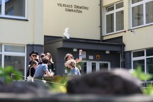 Pirmasis iššūkis abiturientams: lietuvių kalbos egzaminas nustebino lengvumu, rašė apie grėsmės akivaizdą, tėvo vaidmenį