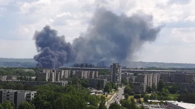 Užfiksuoti vaizdai iš nelaimės vietos: Vilniuje kilęs gaisras į orą pakėlė visame mieste matomą dūmų stulpą