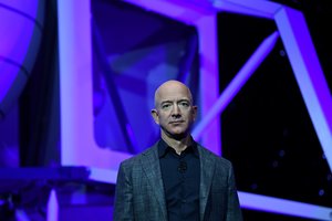 Į kosmosą „Blue Origin“ erdvėlaiviu ruošiasi skristi „Amazon“ įkūrėjas J. Bezosas 