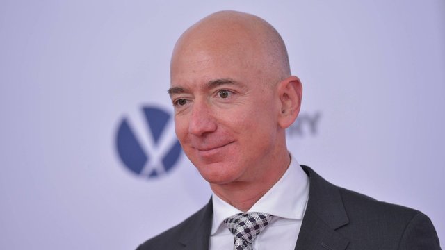 „Amazon“ įkūrėjas ruošiasi skristi į kosmosą: aukcione parduodama keleivio vieta