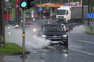 Automobilis – ne amfibija: artėjant liūtims vairuotojams padalijo 10 svarbiausių patarimų