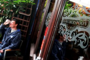 Diskusijos dėl Vyčio kilo net Jungtinėje Karalystėje: lietuviams užkliuvo populiaraus baro iškaba