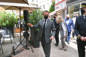 Per susitikimą ranką E. Macronui padavęs vyras skėlė jam antausį