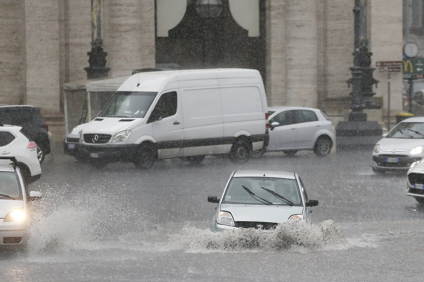  Vaizdas iš Romos gatvės po liūties.<br> AP/Scanpix nuotr.