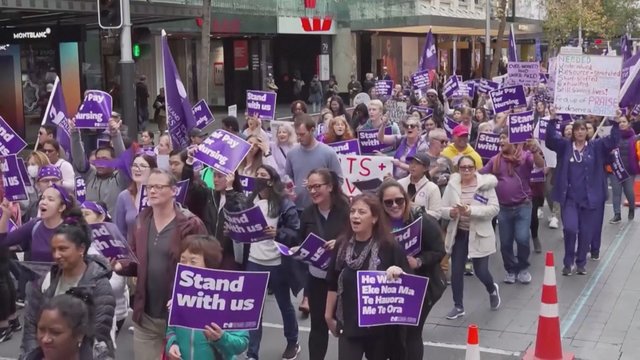 Naująją Zelandiją sudrebino tūkstantinis streikas: į gatves dėl algų didinimo išėjo slaugytojai