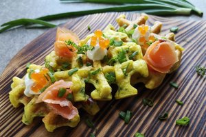 Karališkiems pusryčiams – vafliai su špinatais ir fetos sūriu