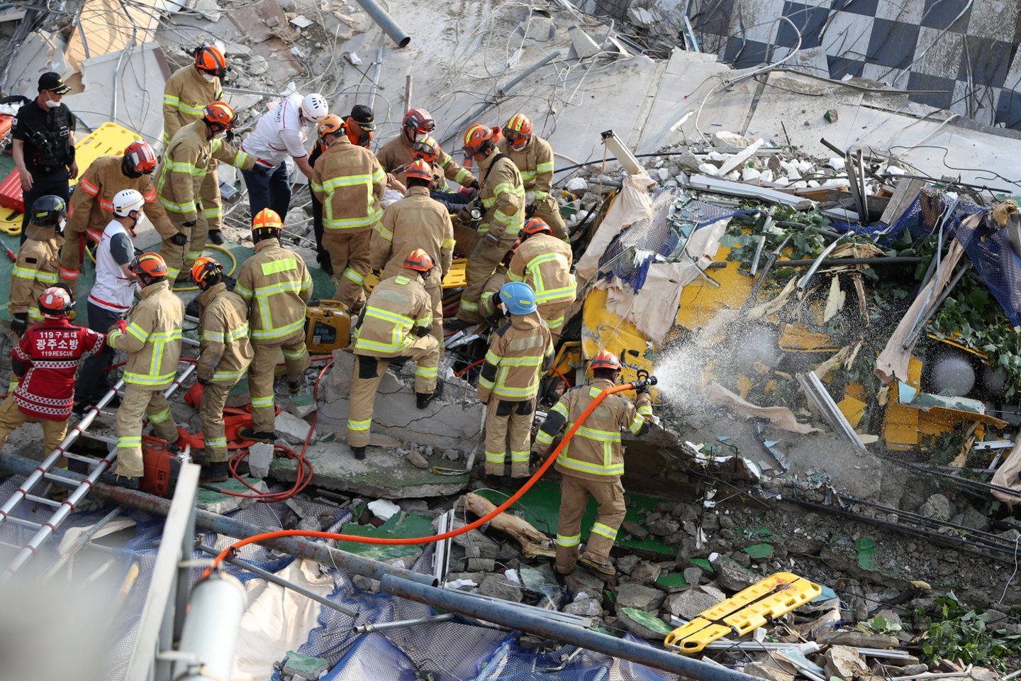  Pietų Korėjoje sugriuvus pastatui sužeisti aštuoni žmonės.  <br> AP/Scanpix nuotr.
