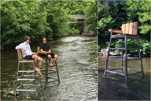 Užupyje – dvi kėdės Vilnelės upės srovėje: praeivių žvilgsnius traukia iš tolo