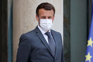 Prancūzijos policija pas E. Macroną užpuolusio ekstremisto bendrininką rado ginklą ir „Mein Kampf“