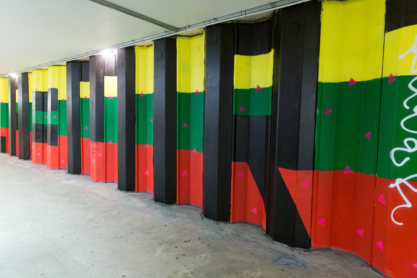 Grupelė aktyvistų trečiadienį nusprendė atgaivinti prieš kelis mėnesius Lietuvos trispalve uždažytą vaivorykštės spalvų vėliavą.<br>T.Bauro nuotr.
