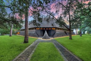 Parduodamas šiuolaikinis šedevras – chirurgo pastatyto namo kaina siekia debesis