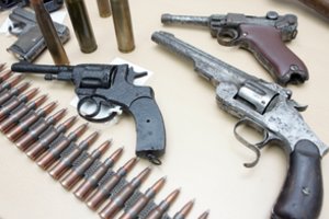 Policija iš muziejų toliau renka ginklus ir sprogmenis – šį kartą apsilankė Raseiniuose