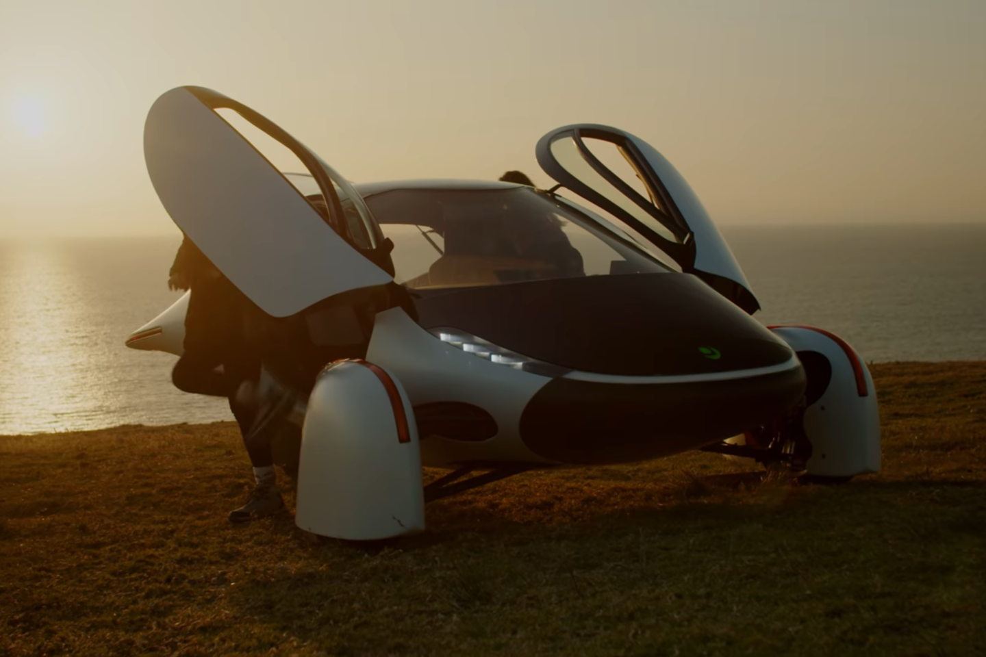 Amerikiečių kompanija „Aptera“ išleido jau antrą triratį elektromobilio prototipą.<br>Stop kadras