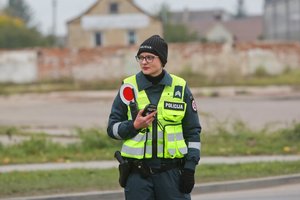 Kaune – neįprastas pareigūnų reidas: šalia prekybos tinklų buvo stebimi pėstieji, dalis sulaukė žodinių įspėjimų