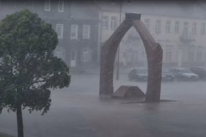 Rokiškyje praūžė intensyvi kruša: užfiksavo siautėjančią stichiją