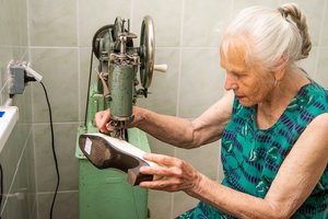 Batų taisyklos savininkė – 85-erių senjorė: ne tik pati taiso avalynę, bet ir kuria darbo vietas