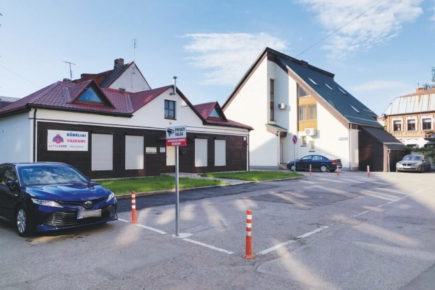 Gyventojai piktinasi, kad, privatizavus dalį aikštelės tarp Smilgos gatvės 1-ojo ir 3-iojo daugiabučių, iš pradžių čia visai nebuvo galima statyti automobilių, o dabar, pakeitus ženklų sustatymo tvarką, atsirado jiems tik vos kelios vietos.<br>www.rinkosaikste.lt nuotr.