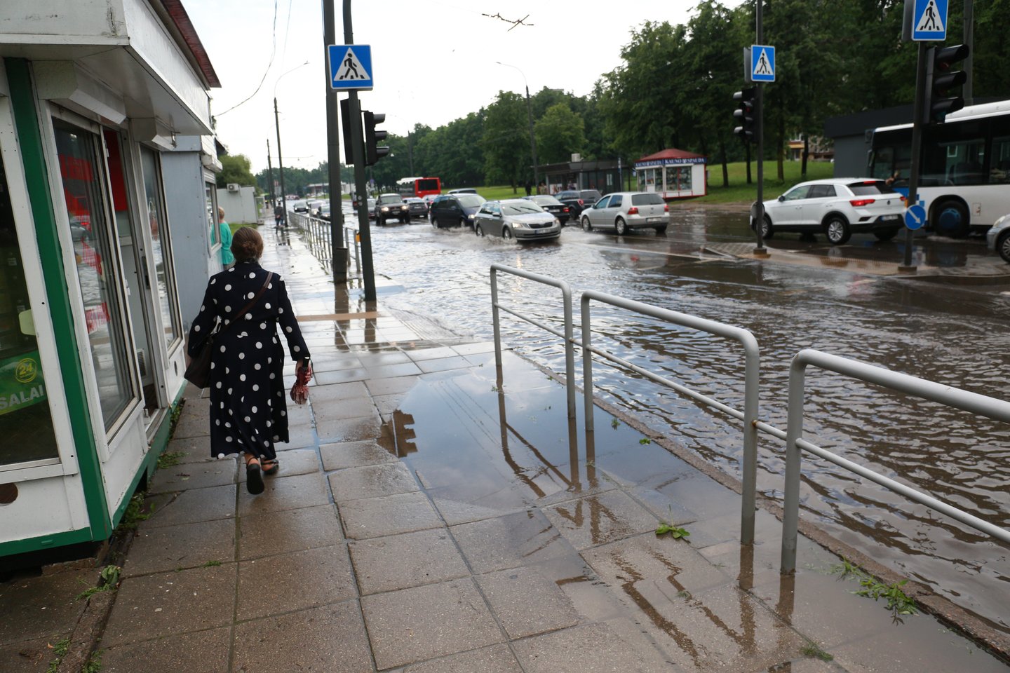  Kai kurios Kauno gatvės priminė vandens telkinius.<br> G.Bitvinsko nuotr.