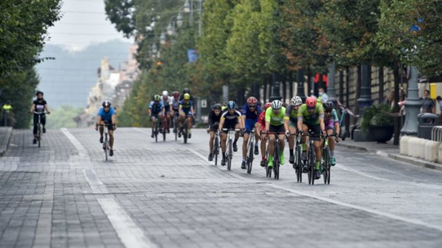 Vilniuje įvyko naktinės dviračių, paspirtukų ir riedučių varžybos: susirinko per 500 dalyvių