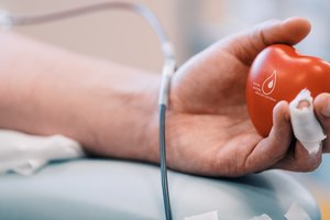 Paaiškino, ar nuo COVID-19 pasiskiepijęs žmogus gali duoti kraujo