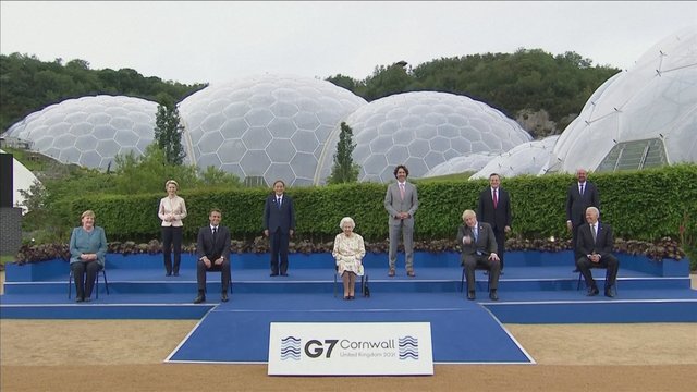 G7 lyderių susitikimas prasidėjo Elizabeth II pokštais ir torto pjaustymu kardu