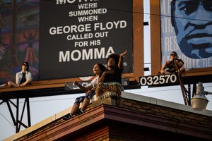 Pulitzerio premijos valdyba pagerbė merginą, nufilmavusią George'o Floydo nužudymą