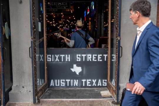 JAV netyla šūviai: Teksase per šaudymą sužeista 13 žmonių