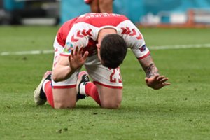 Dvigubas smūgis: lyderio netekties sukrėsti danai nusileido istorinę pergalę šventusiai Suomijai