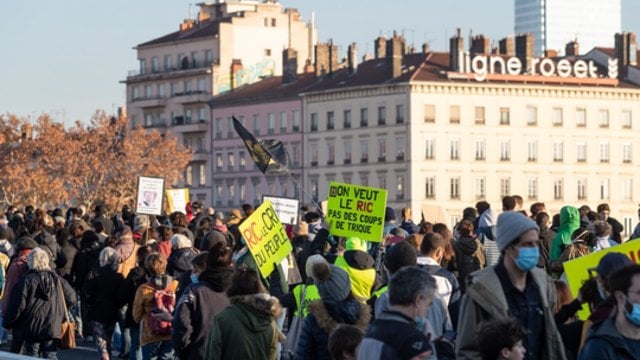 ​Prancūzai žygiavo eitynėse prieš kraštutinius dešiniuosius: protestuotojų skaičius siekė 150 tūkst.