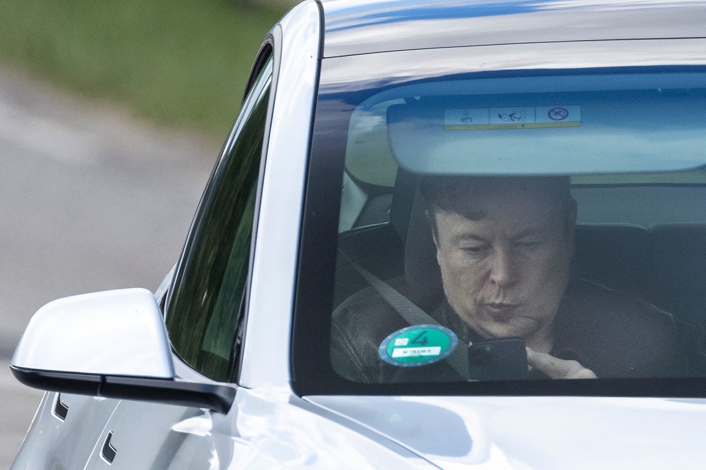 E.Muskas paaiškino, kad „Tesla“ automobilius vėl bus galima įsigyti už kriptovaliutą.<br> "AFP/Scanpix" nuotr.