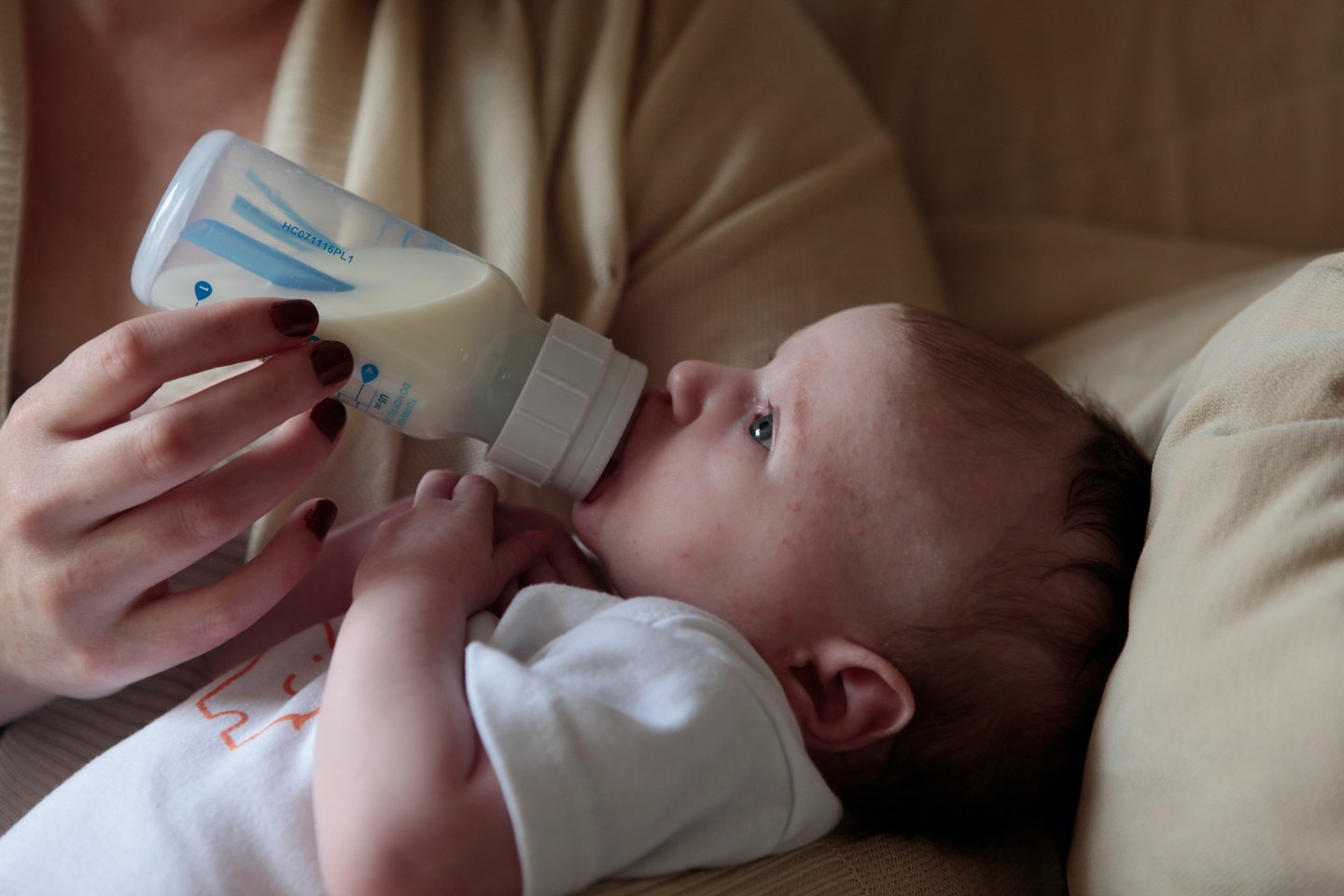 Tikrai galima ir įmanoma maitinti vaiką tik nutrauktu pienu, tik svarbu žinoti, kaip tą daryti teisingai, kaip dažnai traukti ir pan., kad pieno gamyba nemažėtų.<br>„Unsplash“ nuotr.