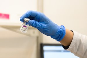 Nuo pirmadienio visi norintys gali pasiankstinti antrą „AstraZeneca“ skiepą