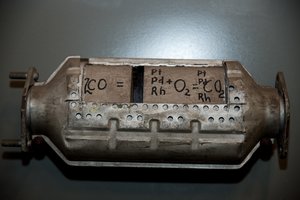 Trijulė panevėžiečių bus teisiama dėl automobilių katalizatorių vagysčių