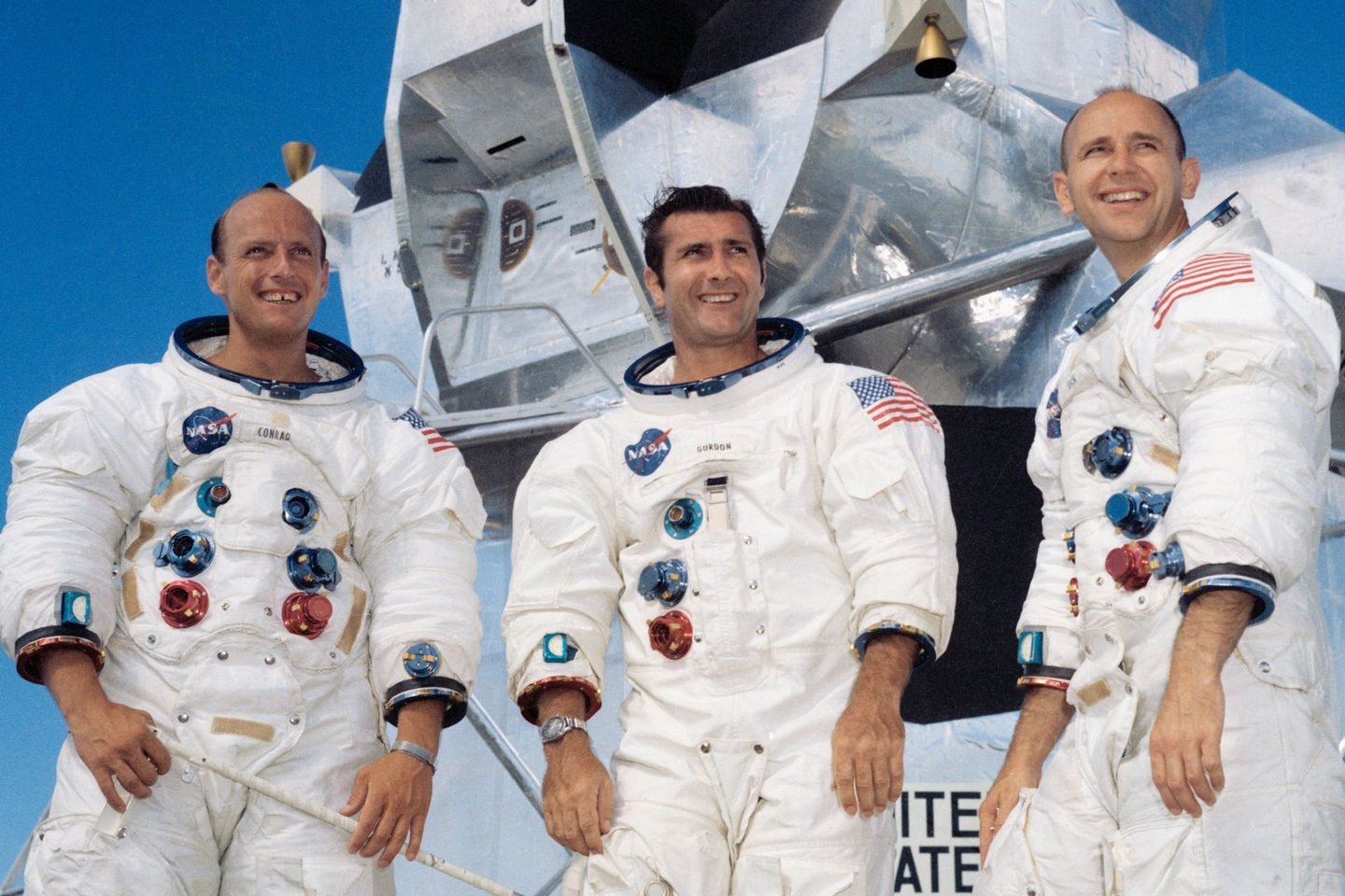„Apollo 12“ įgula:  Charlesas „Pete“ Conradas jaunesnysis, Richardas Francis „Dickas“ Gordonas jaunesnysis ir Alanas LaVernas Beanas.<br> NASA nuotr.