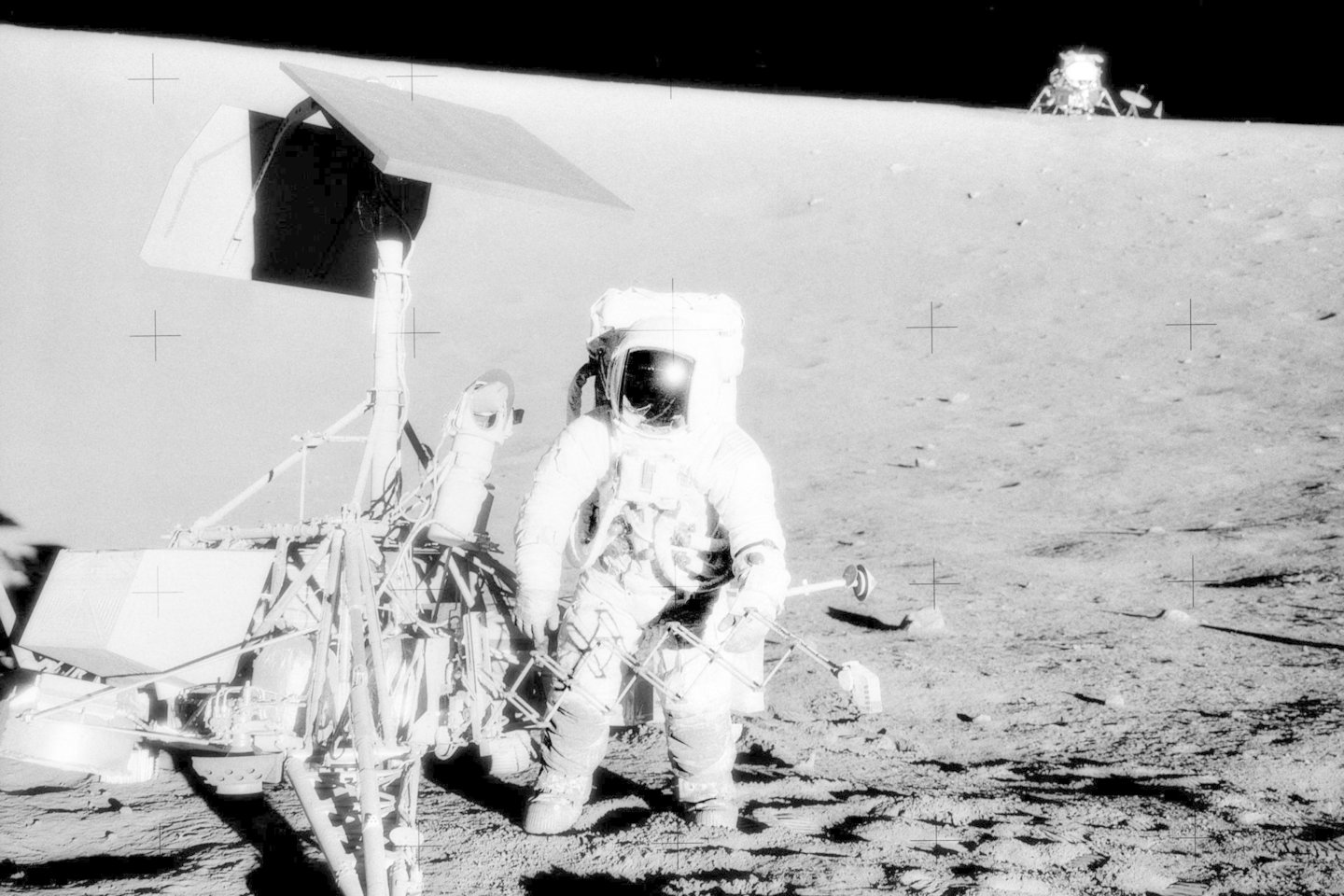  Astronautai ima vertingiausias zondo „Surveyor 3“, dalis, tolumoje matyti Mėnulio nusileidimo modulis.<br> NASA nuotr.