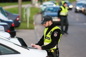 Po įrašo socialiniame tinkle Kauno pareigūnai vairuotojui skyrė kelių šimtų eurų baudą ir metams atėmė teisę vairuoti