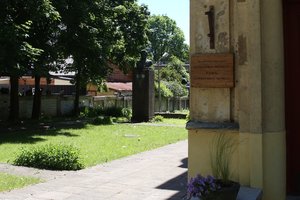 Ant P. Cvirkos biusto Kaune užmovė šiukšlių maišą ir užrašė „Noriu į Grūto parką“